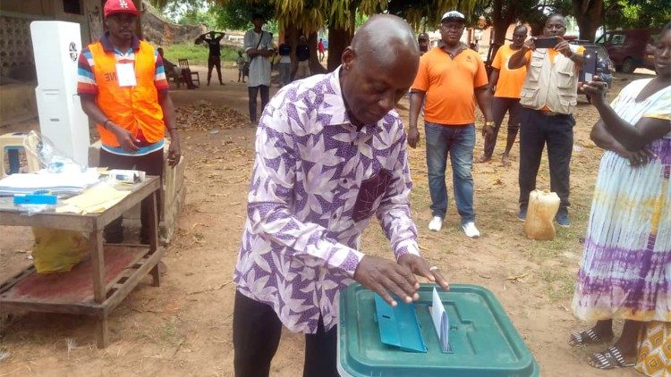 Durante a votação na Guiné-Bissau ...