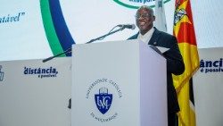 Professor Doutor Padre Filipe Sungo, Reitor da UCM, durante o VII Congresso Internacional em Maputo (Moçambique)