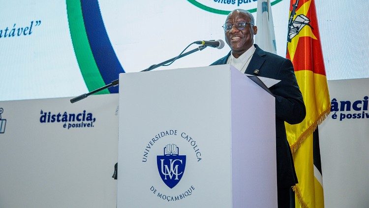 Professor Doutor Padre Filipe Sungo, Reitor da UCM, durante o VII Congresso Internacional em Maputo (Moçambique)