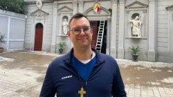 P. Josua Schwab im Innenhof des Kathedralen-Komplexes in Istanbul, während im Hintergrund die Vorbereitungen für den Papstbesuch auf Houchtouren laufen