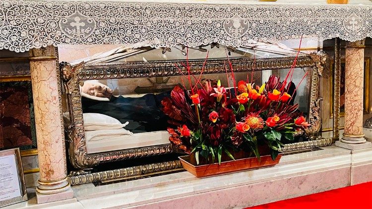 O corpo de Santa Paula Frassinetti situado na capela da casa geral