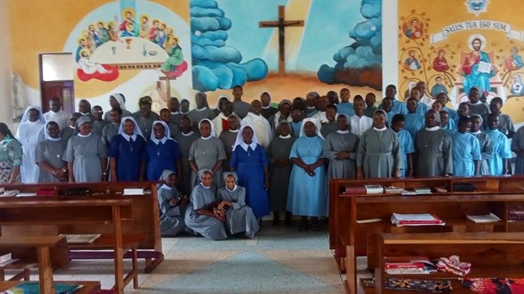 Picha ya pomoja katika siku ya jubilei ya watawa huko Tunduru Masasi