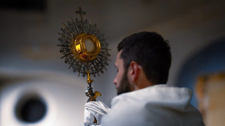 Młodzi modlili się przed Najświętszym Sakramentem