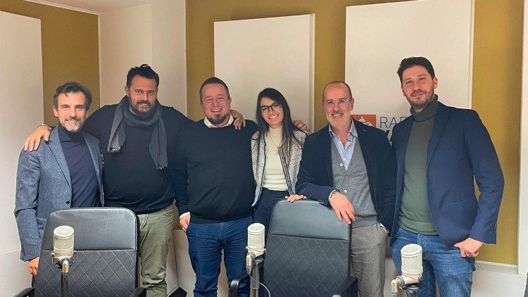 Una foto di gruppo dei conduttori e ospiti del podcast dedicato alla crisi demografica