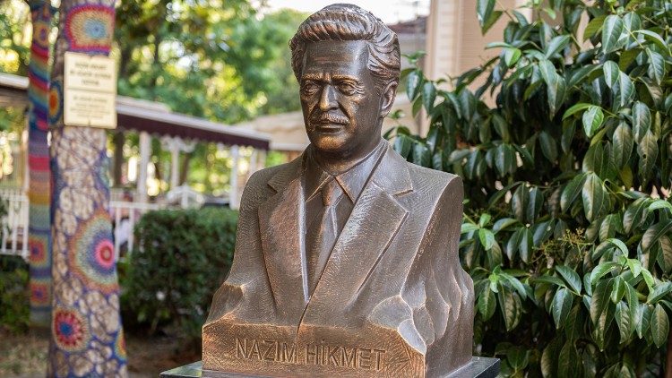 Un busto dedicato al poeta Nazim Hikmet a Istanbul