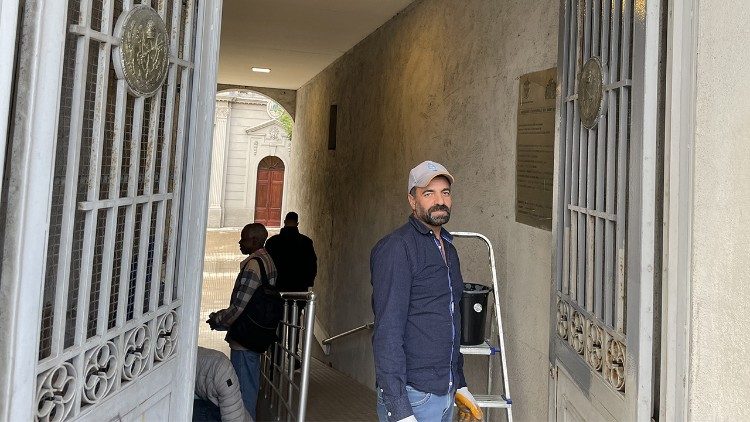 Der Eingang von der Straße zur Kathedrale, die man im Hintergrund erahnen kann. Die letzten Vorbereitungen für den Papstbesuch liefen noch...