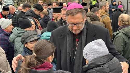 L'arcivescovo Visvaldas Kulbokas abbraccia i fedeli di Ternopil