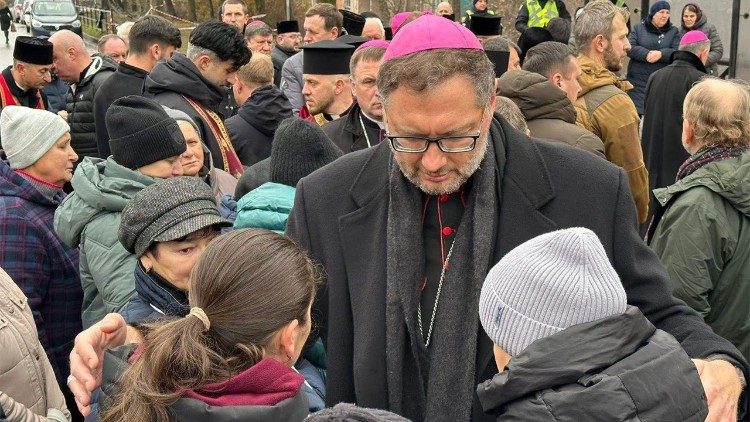 L'archevêque Visvaldas Kulbokas aux côtés des fidèles de Ternopil. 
