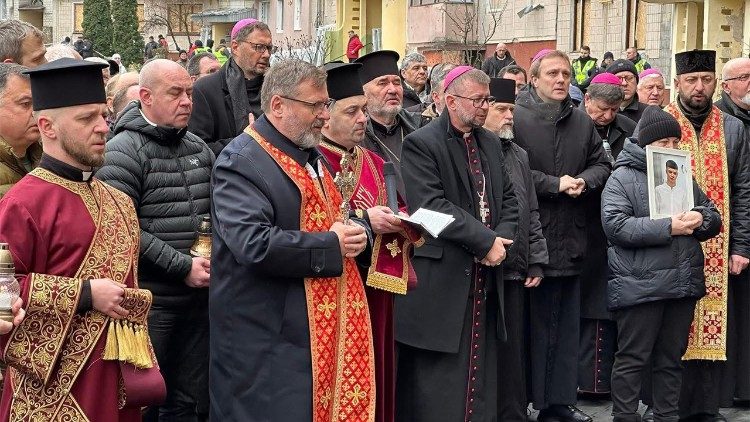 Bispos rezam diante do prédio atacado em Ternopil