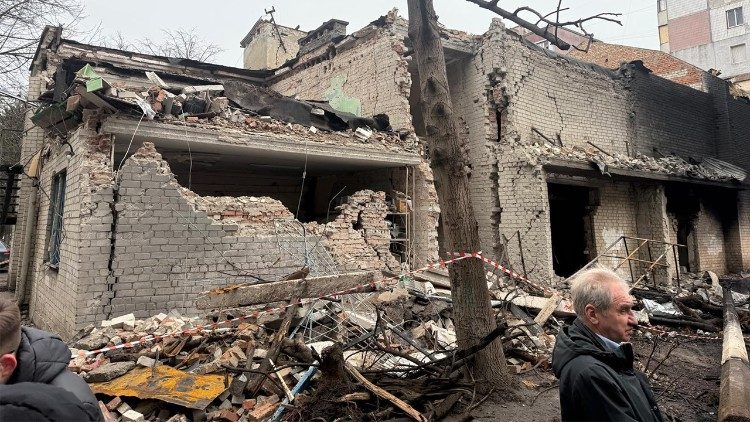 2025.11.26  Il nunzio in Ucraina Visvaldas Kulbokas visita Ternopil e la cittadinanza colpita dai bombardamenti del 18 e 19 novembre