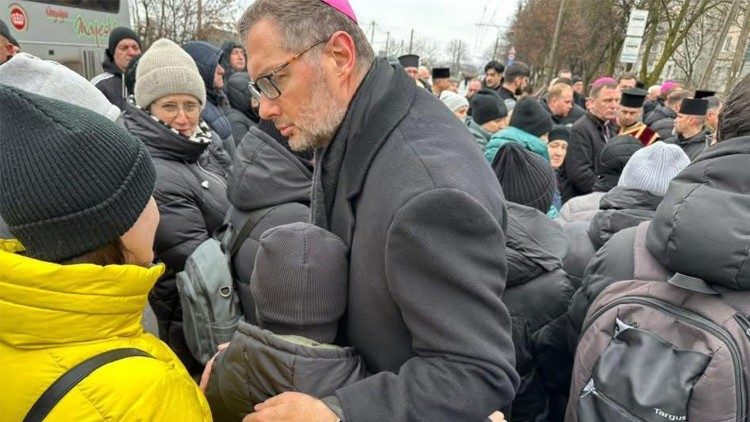 O núncio apostólico na Ucrânia, Visvaldas Kulbokas, visita Ternopil e os cidadãos afetados pelos atentados de 18 e 19 de novembro.