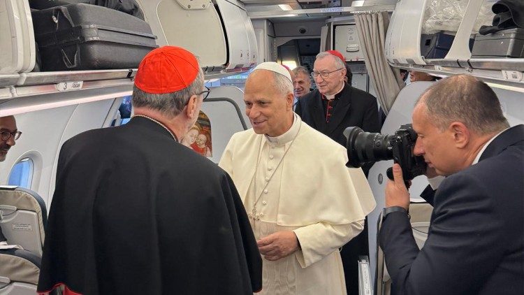 Leone XIV a bordo dell'aereo per il suo primo viaggio apostolico , prima tappa la Turchia