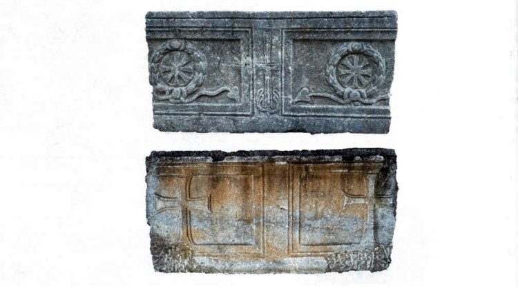 Frente y reverso del panel del sarcófago de mármol encontrado en la iglesia de la Koimesis