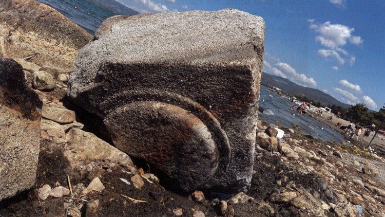 Bloc de marbre, avec un motif de bouclier.