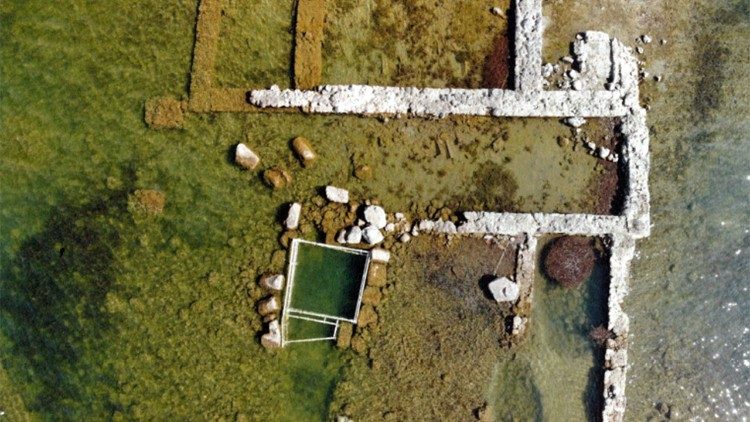 Estructura con planta en forma de U, es decir, el baptisterio en aguas profundas, en la sección del atrio.