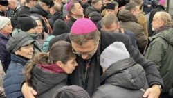 Arhibīskaps Visvaldas Kulbokas lūdzas kopā ar kara upuru piederīgajiem savas vizītes laikā Ternopiļā 2025. gada novembrī