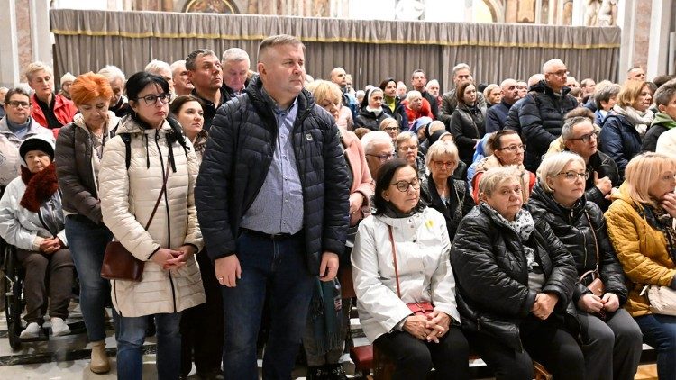 Msze św. przy grobie Papieża Polaka co tydzień gromadzą wielu wiernych