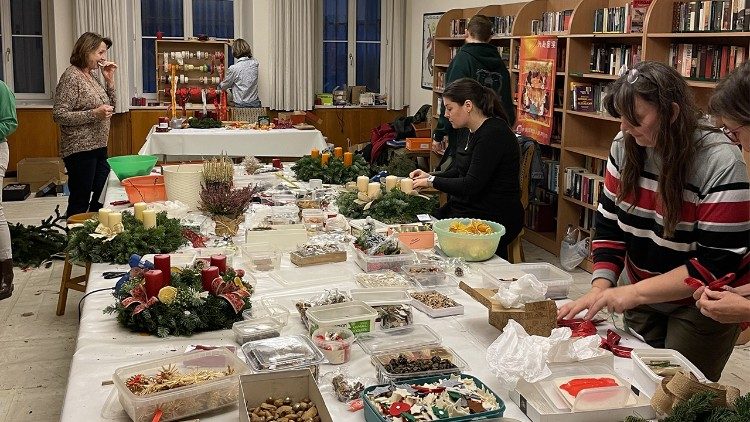 Erster Tag in Istanbul: Adventskranzbinden mit der österreichischen Gemeinde
