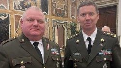 Raimonds Krasinskis (no kreisās) kopā ar NBS komandieri, ģenerālmajoru Kasparu Pudānu