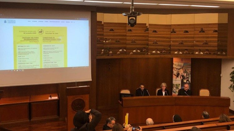 2025.11.28 Lidia Ghisoni durante il convegno "Cristiani nei fora internazionali. Per un contributo alla vita socio-politica"