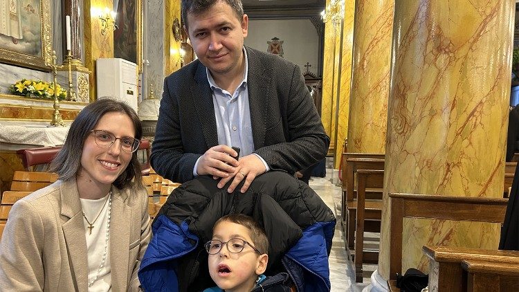 Diese türkisch-spanische Familie traf den Papst in der Kathedrale und konnte ein paar Worte mit ihm wechseln 