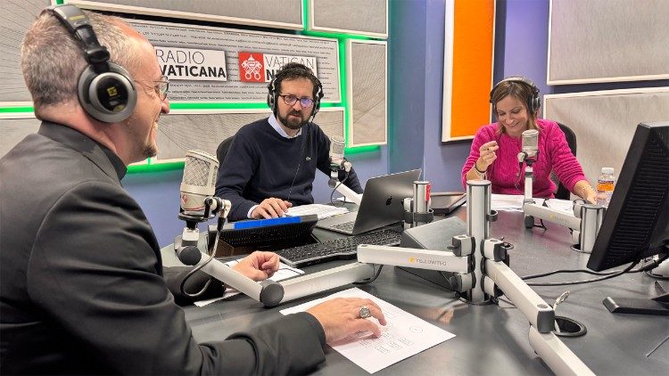 Monseñor Flavio Pace en los estudios de Radio Vaticano
