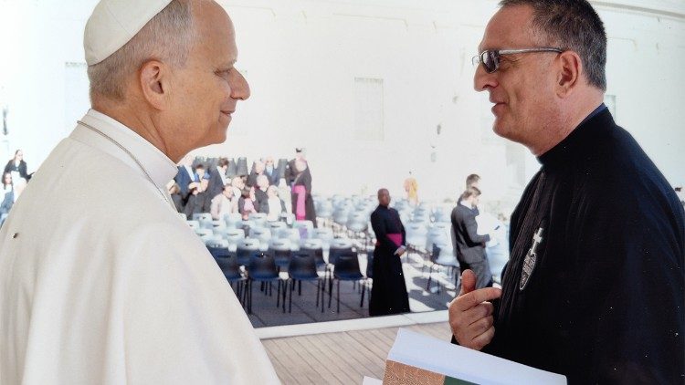 Padre Maurizio Buioni consegna al Papa copia del primo volume del Dizionario Biblico per la Nuova Evangelizzazione