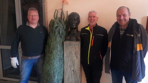 Adventsgru&szlig; aus der Heimat: Botschafter Kahl bringt Weihnachtsbaum in Redaktion