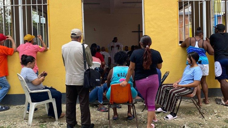 Migrantes acolhidos no abrigo assistem à missa. Fonte: La 72, Hogar-Refugio para Personas Migrantes