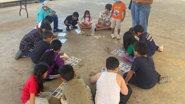 As crianças brincam no abrigo. La 72, Casa-Refugio para Pessoas Migrantes