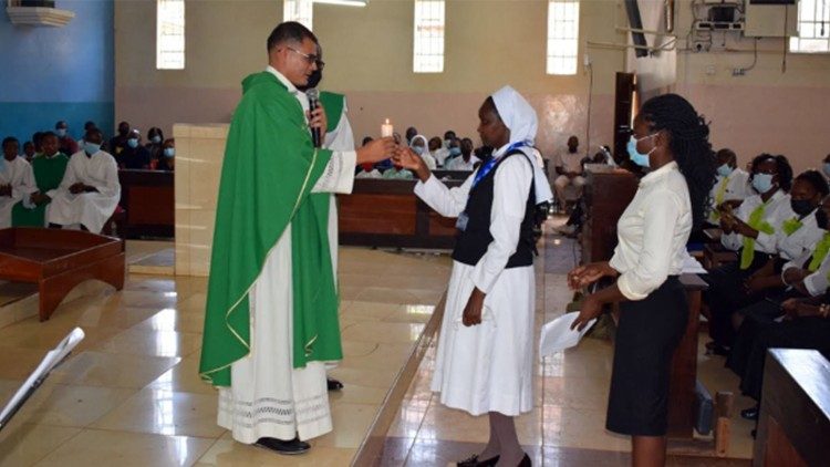 Sor Juliana, recibe una vela durante su encargo como intérprete de lengua de señas en la archidiócesis de Nairobi por el p. Salvador Gomes MG el ex capellán de las personas sordas