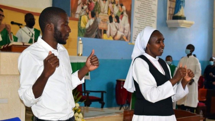 Sor Juliana canta usando el lenguaje de señas con Paul, un sordo que aspira a ser sacerdote  