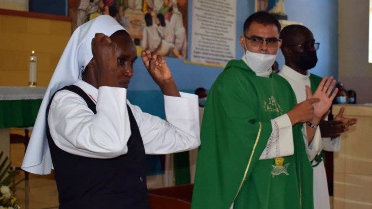 Sor Juliana durante la Santa Misa ayuda a la comunidad de sordos con el lenguaje de señas