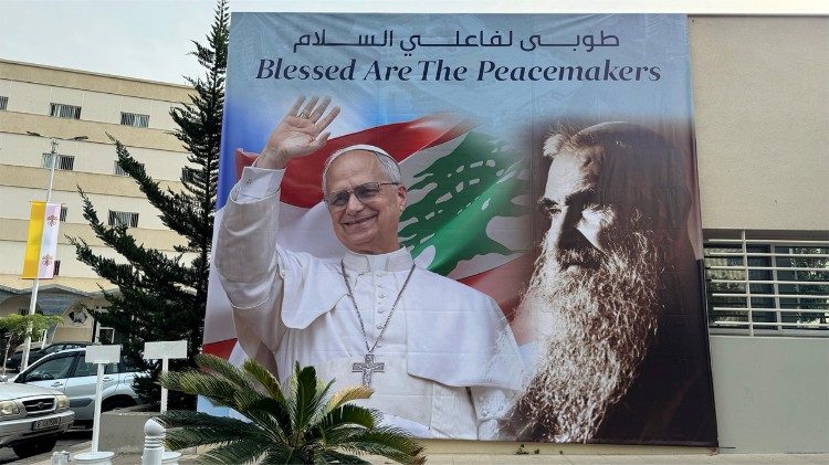 Devant l’hôpital , le portrait D'Abouna Yaacoub, son fondateur, avec le Pape.