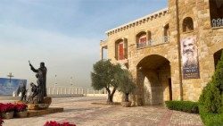 L'attesa per la visita dell'ospedale psichiatrico de la Croix a Jal el-Dib, alla periferia di Beirut