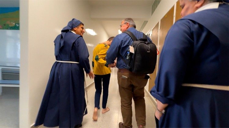 La visita alla struttura insieme a suor Rose Hanna