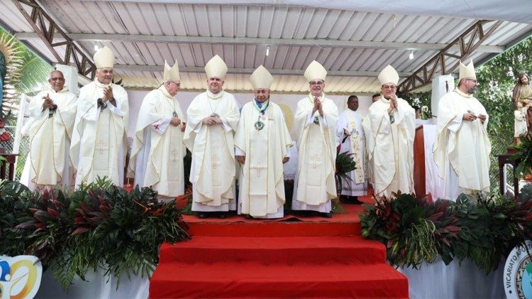Concelebrantes y el obispo Hernández después de la misa