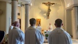 Віцебскія пілігрымы падчас Імшы ў капліцы Ватыканскага радыё