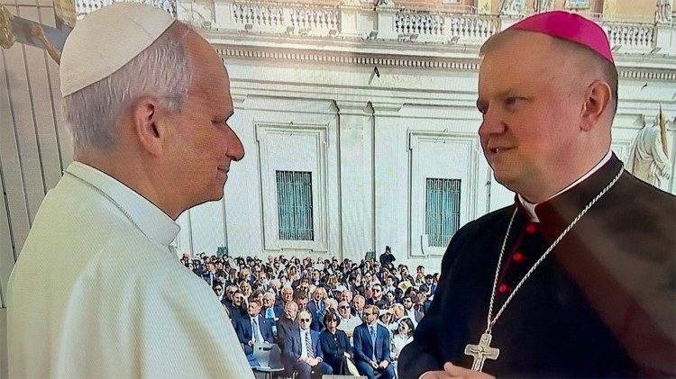 Біскуп Андрэй Зноска падчас кароткай размовы з Папам пасля агульнай аўдыенцыі