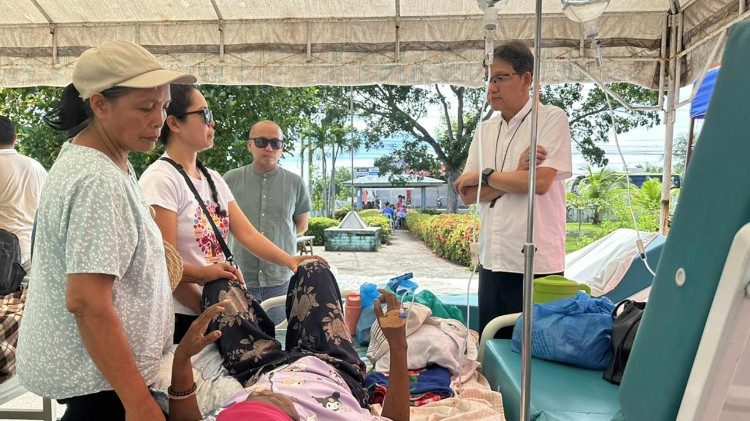  El arzobispo Sy Uy visita el hospital de Daanbantayan