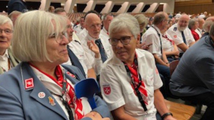 Ida und Maria warten in der Audienzhalle auf Papst Leo