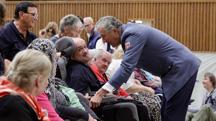 Georg Khevenhüller mit Pilgern in der Audienzhalle