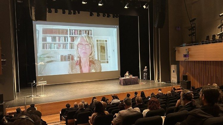 Al convegno di Salonicco lezione della professoressa Lemma su “Corpo, dipendenza e finitezza nell'era digitale” 
