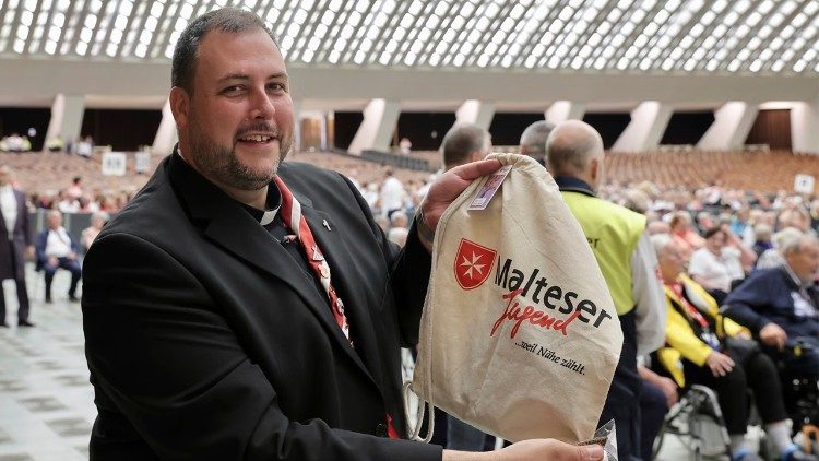 Bundesjugendseelsorger Albert Lüken mit dem Jutebeutel für den Papst
