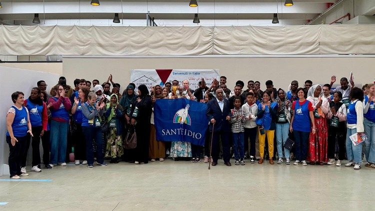 വിമാനത്താവളത്തിൽ എത്തിയ അഭയാർത്ഥി സംഘം 