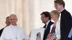 Przedstawiciele polskiej Fundacji Świętego Mikołaja oraz Watykańskiej Fundacji Jana Pawła II przedstawili Leonowi XIV projekt malarski