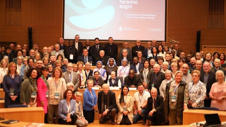 Агульнае фота ўдзельнікаў II Міжнароднага кангрэса па душпастырстве пажылых людзей