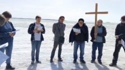 Padre Fecondo (il terzo da destra) celebra la Via Crucis sul fiume Ob'. Foto: Padre Alfredo Fecondo
