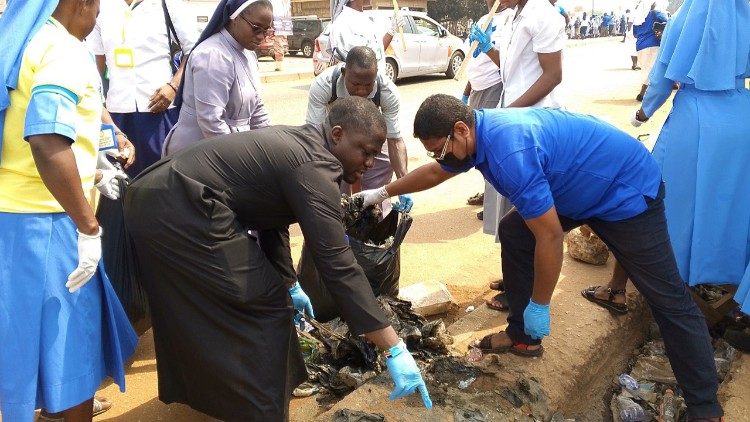 Ghana: Clean-up Campaign at Sunyani (Photo Credit: Sr. Sylvie Lum Cho, MSHR)