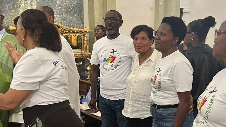 Na missa juntamente com conterrâneos em Roma